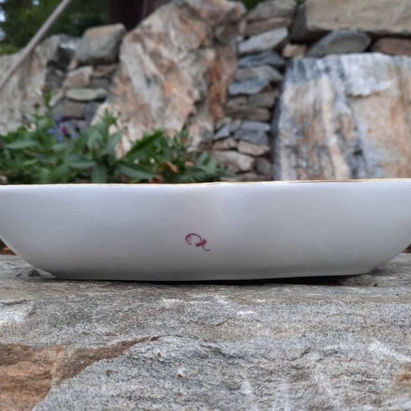 Herend Chinese Flower Pattern, 'Raspberry', Hand Painted Porcelain Triangle Dish - Picture 6 of 7